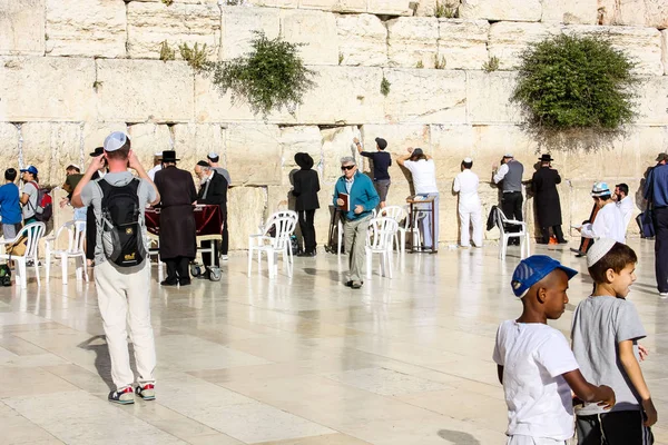 Jerusalem İsrail 14 Mayıs 2018 bilinmeyenli insanlar açık Batı dua eski Kudüs şehri akşam duvar.