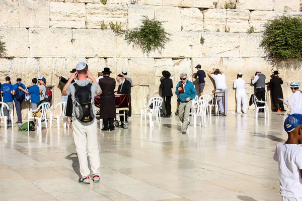 Jerusalem İsrail 14 Mayıs 2018 bilinmeyenli insanlar açık Batı dua eski Kudüs şehri akşam duvar.