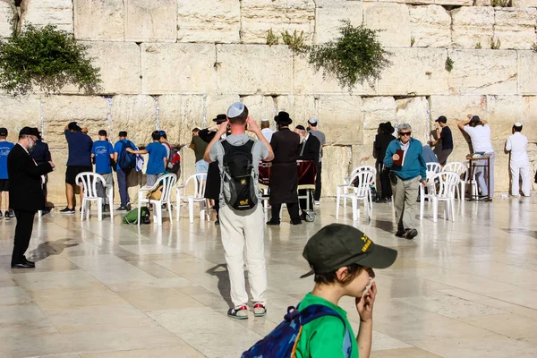 Jerusalem İsrail 14 Mayıs 2018 bilinmeyenli insanlar açık Batı dua eski Kudüs şehri akşam duvar.