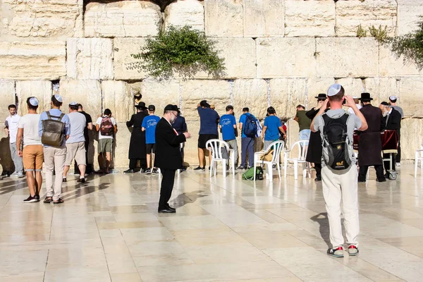 Jerusalem İsrail 14 Mayıs 2018 bilinmeyenli insanlar açık Batı dua eski Kudüs şehri akşam duvar.