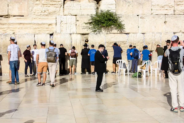 Jerusalem İsrail 14 Mayıs 2018 bilinmeyenli insanlar açık Batı dua eski Kudüs şehri akşam duvar.