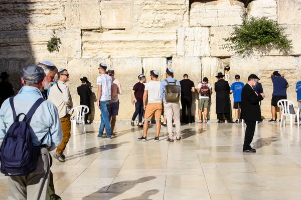 Jerusalem İsrail 14 Mayıs 2018 bilinmeyenli insanlar açık Batı dua eski Kudüs şehri akşam duvar.