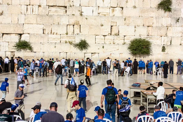Jerusalem İsrail 14 Mayıs 2018 bilinmeyenli insanlar açık Batı dua eski Kudüs şehri akşam duvar.
