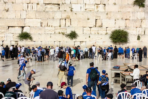 Jerusalem İsrail 14 Mayıs 2018 bilinmeyenli insanlar açık Batı dua eski Kudüs şehri akşam duvar.