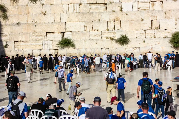 Jerusalem İsrail 14 Mayıs 2018 bilinmeyenli insanlar açık Batı dua eski Kudüs şehri akşam duvar.