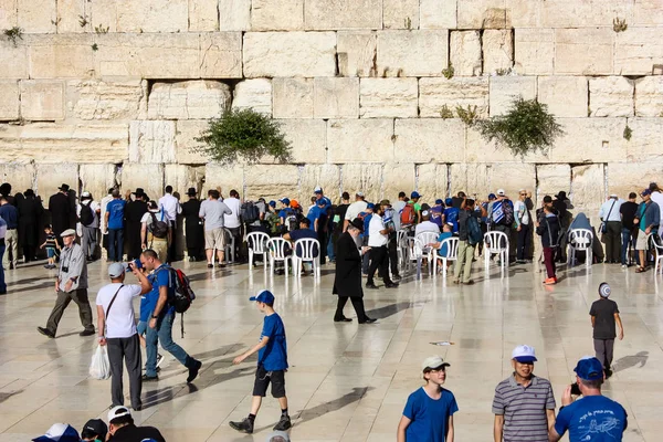 Jerusalem İsrail 14 Mayıs 2018 bilinmeyenli insanlar açık Batı dua eski Kudüs şehri akşam duvar.