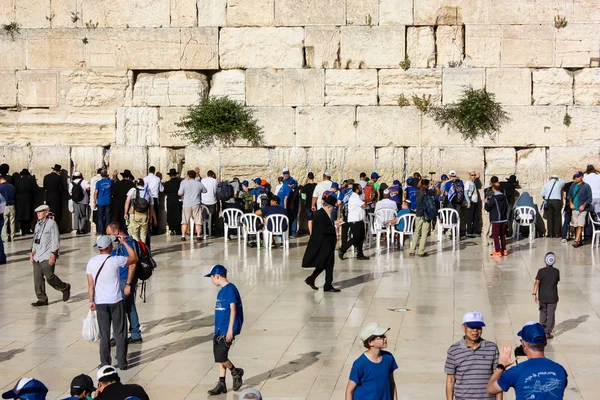 Jerusalem İsrail 14 Mayıs 2018 bilinmeyenli insanlar açık Batı dua eski Kudüs şehri akşam duvar.