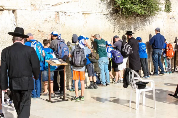 Jerusalem İsrail 14 Mayıs 2018 bilinmeyenli insanlar açık Batı dua eski Kudüs şehri akşam duvar.