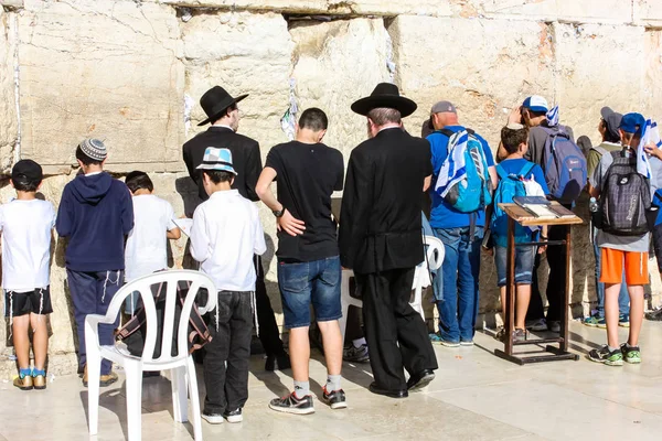 Jeruzsálem Izrael Május 2018 Ban Ismeretlen Emberek Imádkoznak Előtt Nyugati — Stock Fotó