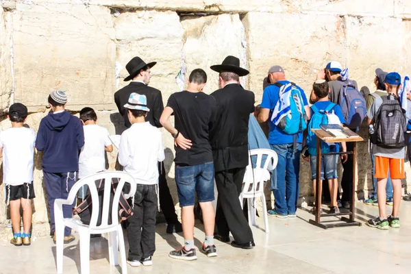 Jerusalem İsrail 14 Mayıs 2018 bilinmeyenli insanlar açık Batı dua eski Kudüs şehri akşam duvar.