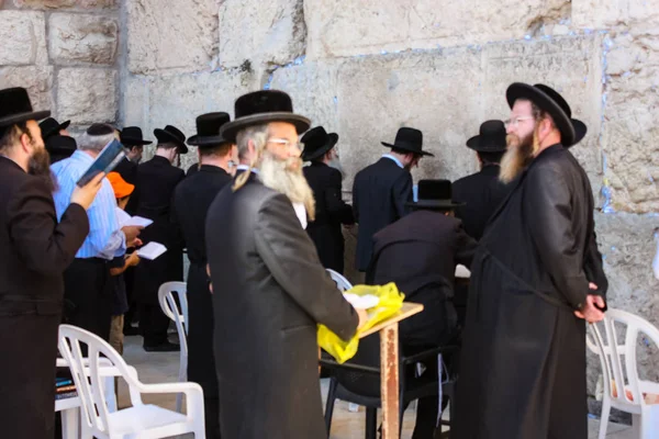 Jerusalem İsrail 14 Mayıs 2018 bilinmeyenli insanlar açık Batı dua eski Kudüs şehri akşam duvar.