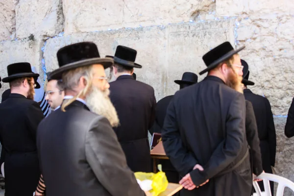 Jerusalem İsrail 14 Mayıs 2018 bilinmeyenli insanlar açık Batı dua eski Kudüs şehri akşam duvar.