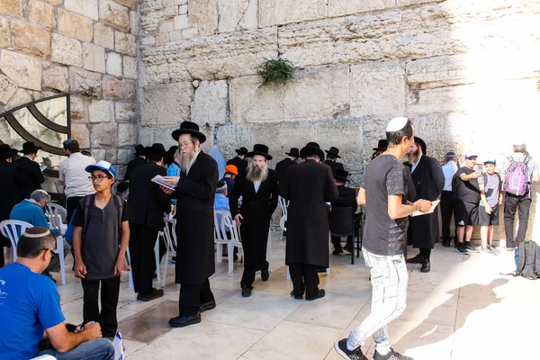 Jerusalem İsrail 14 Mayıs 2018 bilinmeyenli insanlar açık Batı dua eski Kudüs şehri akşam duvar.