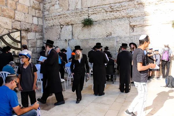 Jerusalem İsrail 14 Mayıs 2018 bilinmeyenli insanlar açık Batı dua eski Kudüs şehri akşam duvar.