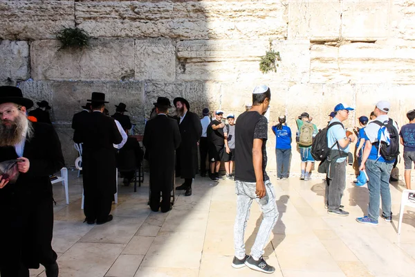 Jerusalem İsrail 14 Mayıs 2018 bilinmeyenli insanlar açık Batı dua eski Kudüs şehri akşam duvar.