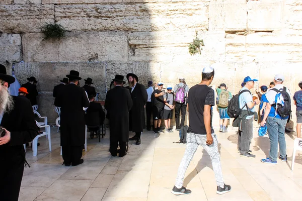 Jerusalem İsrail 14 Mayıs 2018 bilinmeyenli insanlar açık Batı dua eski Kudüs şehri akşam duvar.