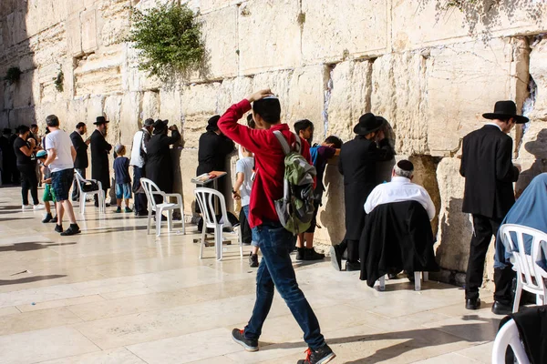 Jerusalem İsrail 14 Mayıs 2018 bilinmeyenli insanlar açık Batı dua eski Kudüs şehri akşam duvar.