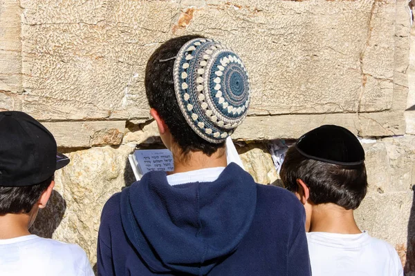 Jerozolimy Izrael Maja 2018 Niewiadomych Dzieci Modląc Się Przodu Zachodniej — Zdjęcie stockowe