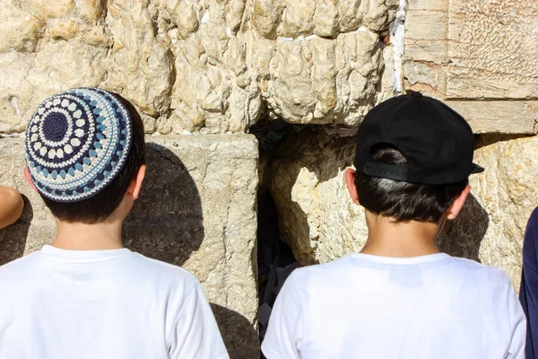 Jerusalem İsrail 14 Mayıs 2018 bilinmeyenli çocuklar açık Batı dua eski Kudüs şehri akşam duvar.