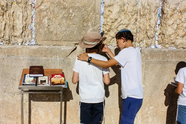 フロント西部を祈るエルサレム イスラエル 2018 日の未知数子供の夕方にエルサレムの旧市街の壁します — ストック写真