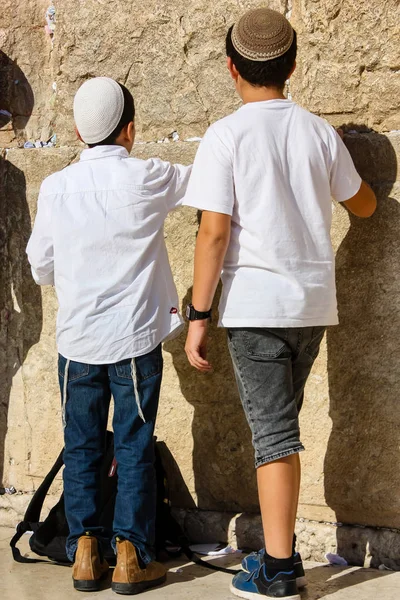 Jeruzalem Israël Mei 2018 Onbekenden Kinderen Bidden Voor Westelijke Muur — Stockfoto