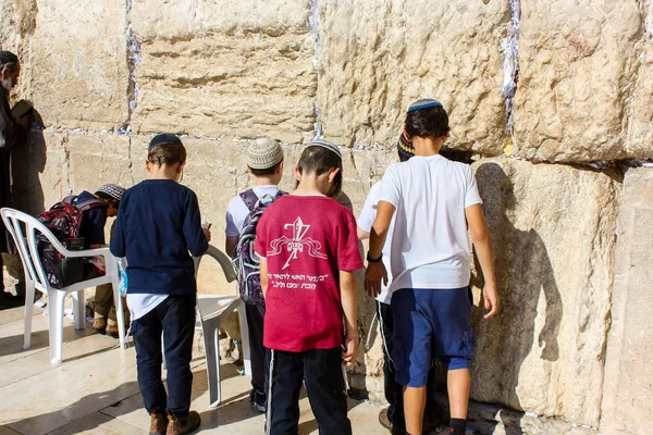 Jerusalén Israel Mayo 2018 Niños Desconocidos Rezando Frente Muro Occidental — Foto de Stock