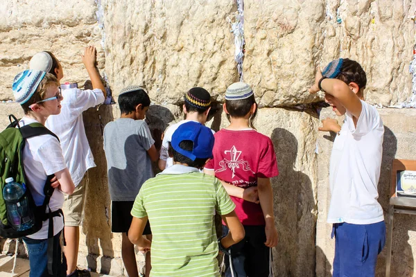 Jeruzalem Israël Mei 2018 Onbekenden Kinderen Bidden Voor Westelijke Muur — Stockfoto