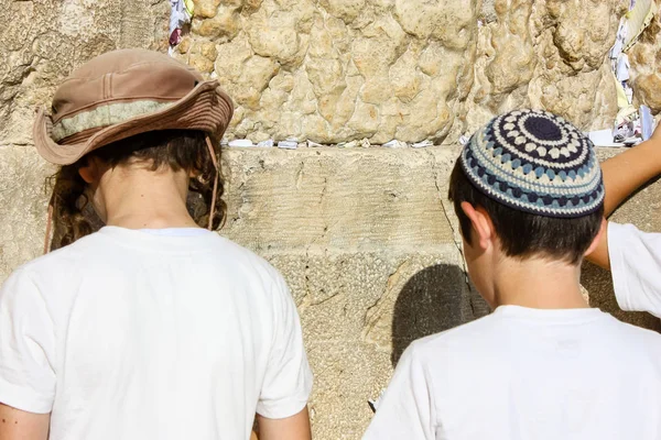 Jerusalén Israel Mayo 2018 Niños Desconocidos Rezando Frente Muro Occidental — Foto de Stock