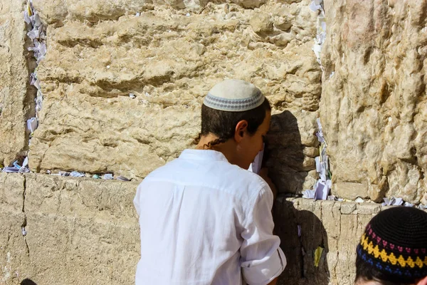 Jerozolimy Izrael Maja 2018 Niewiadomych Dzieci Modląc Się Przodu Zachodniej — Zdjęcie stockowe