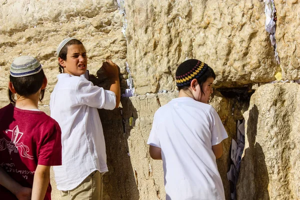 Jerusalén Israel Mayo 2018 Niños Desconocidos Rezando Frente Muro Occidental — Foto de Stock