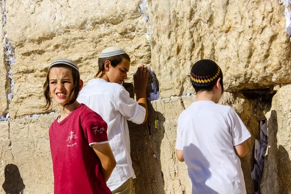 Jérusalem Israël Mai 2018 Des Enfants Inconnus Prient Devant Mur — Photo