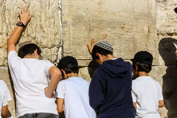 Jerusalén Israel Mayo 2018 Niños Desconocidos Rezando Frente Muro Occidental — Foto de Stock