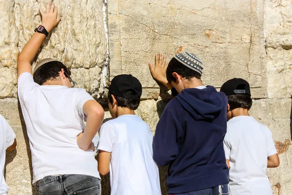 Jerusalén Israel Mayo 2018 Niños Desconocidos Rezando Frente Muro Occidental — Foto de Stock