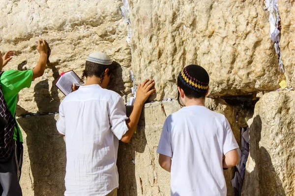 Jerusalém Israel Maio 2018 Desconhece Crianças Orando Frente Muro Ocidental — Fotografia de Stock