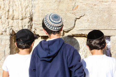 Jerusalem İsrail 14 Mayıs 2018 bilinmeyenli çocuklar açık Batı dua eski Kudüs şehri akşam duvar.