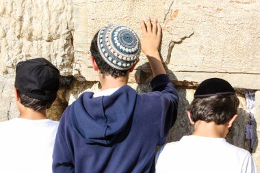 Jerusalem İsrail 14 Mayıs 2018 bilinmeyenli çocuklar açık Batı dua eski Kudüs şehri akşam duvar.