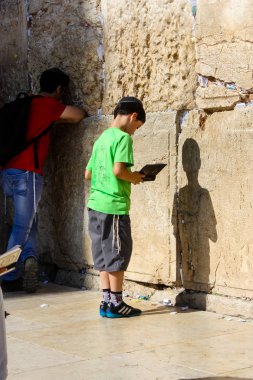 Jerusalem İsrail 14 Mayıs 2018 bilinmeyenli insanlar ve açık Batı dua çocuklar akşam Kudüs eski şehir duvar