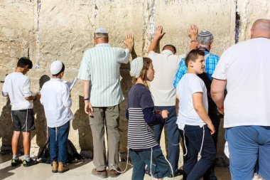 Jerusalem İsrail 14 Mayıs 2018 bilinmeyenli insanlar ve açık Batı dua çocuklar akşam Kudüs eski şehir duvar