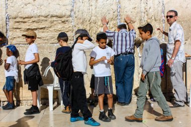 Jerusalem İsrail 14 Mayıs 2018 bilinmeyenli insanlar ve açık Batı dua çocuklar akşam Kudüs eski şehir duvar