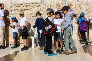 Jerusalem İsrail 14 Mayıs 2018 bilinmeyenli insanlar ve açık Batı dua çocuklar akşam Kudüs eski şehir duvar