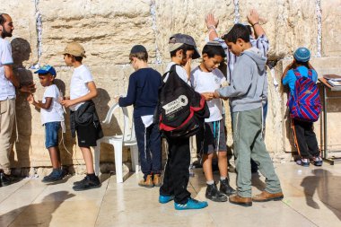 Jerusalem İsrail 14 Mayıs 2018 bilinmeyenli insanlar ve açık Batı dua çocuklar akşam Kudüs eski şehir duvar