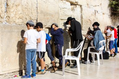 Jerusalem İsrail 14 Mayıs 2018 bilinmeyenli insanlar ve açık Batı dua çocuklar akşam Kudüs eski şehir duvar