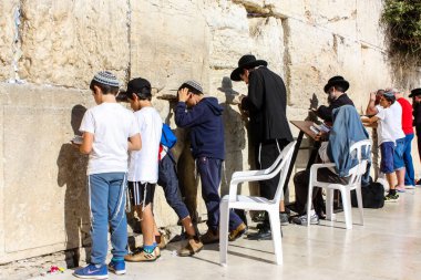 Jerusalem İsrail 14 Mayıs 2018 bilinmeyenli insanlar ve açık Batı dua çocuklar akşam Kudüs eski şehir duvar