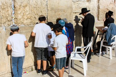 Jerusalem İsrail 14 Mayıs 2018 bilinmeyenli insanlar ve açık Batı dua çocuklar akşam Kudüs eski şehir duvar