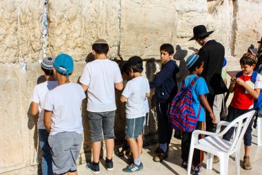 Jerusalem İsrail 14 Mayıs 2018 bilinmeyenli insanlar ve açık Batı dua çocuklar akşam Kudüs eski şehir duvar