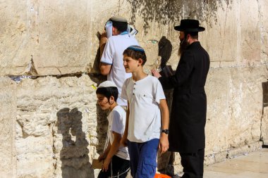 Jerusalem İsrail 14 Mayıs 2018 bilinmeyenli insanlar ve açık Batı dua çocuklar akşam Kudüs eski şehir duvar