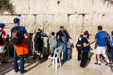 Jerusalem İsrail 14 Mayıs 2018 bilinmeyenli insanlar ve açık Batı dua çocuklar akşam Kudüs eski şehir duvar