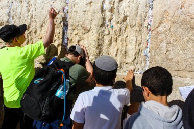 Jerusalem İsrail 14 Mayıs 2018 bilinmeyenli insanlar ve açık Batı dua çocuklar akşam Kudüs eski şehir duvar