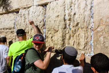 Jerusalem İsrail 14 Mayıs 2018 bilinmeyenli insanlar ve açık Batı dua çocuklar akşam Kudüs eski şehir duvar