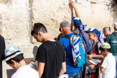 Jerusalem İsrail 14 Mayıs 2018 bilinmeyenli insanlar ve açık Batı dua çocuklar akşam Kudüs eski şehir duvar